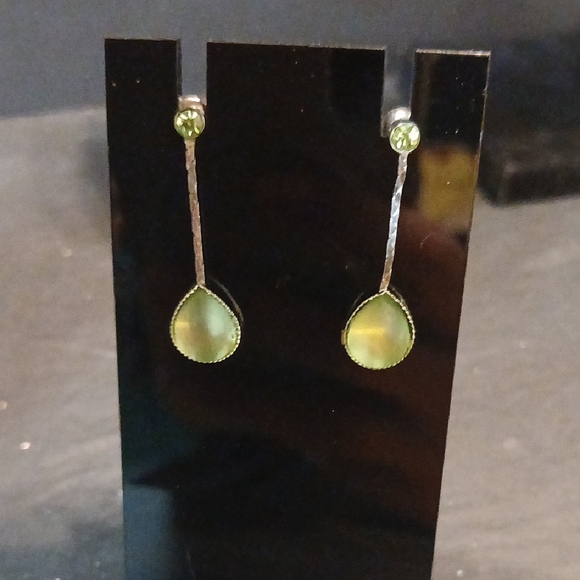 unknown Jewelry - Elegant Green Drop Earrings